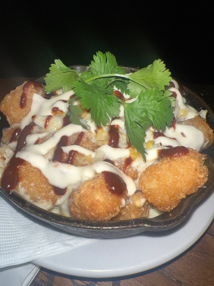 A plate of tater tots