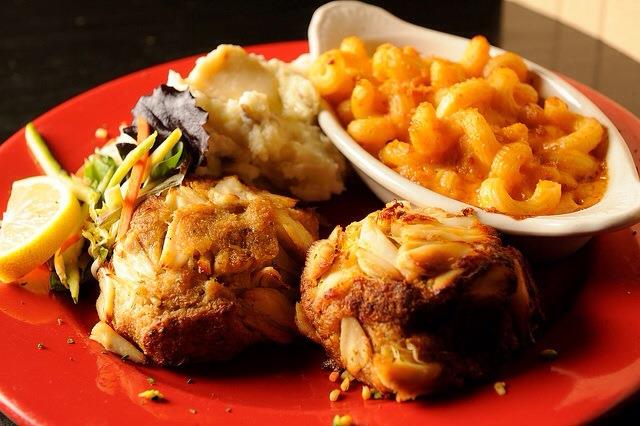 crab cakes with mac and cheese