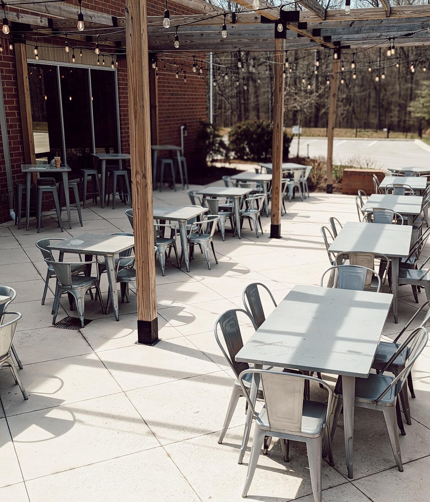 Exterior tables of Pooles Island Brewing