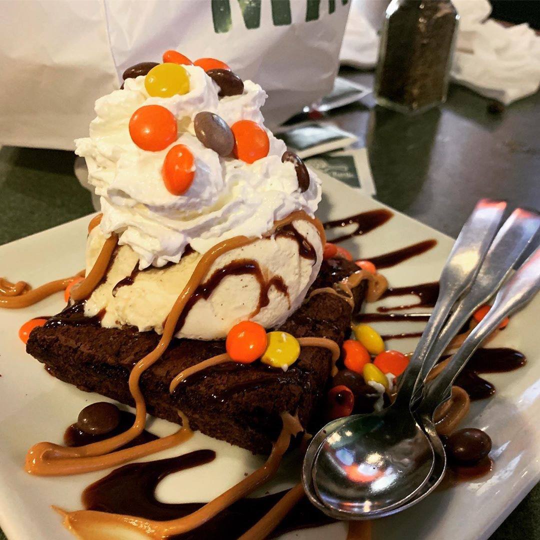 a reese's pieces brownie sundae